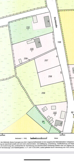 Lageplan von Parzellen 105, 256-259; Straße rechts, Gebäude und Grünflächen sichtbar.