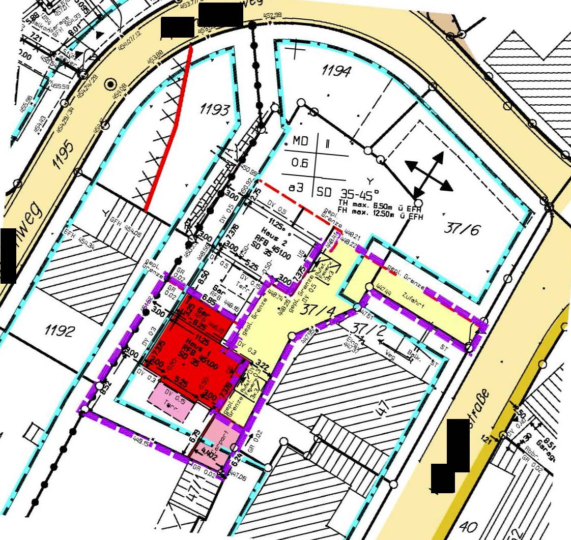 Lageplan eines Baugrundstücks mit Grundriss, Farbcodierungen und Baustrukturen