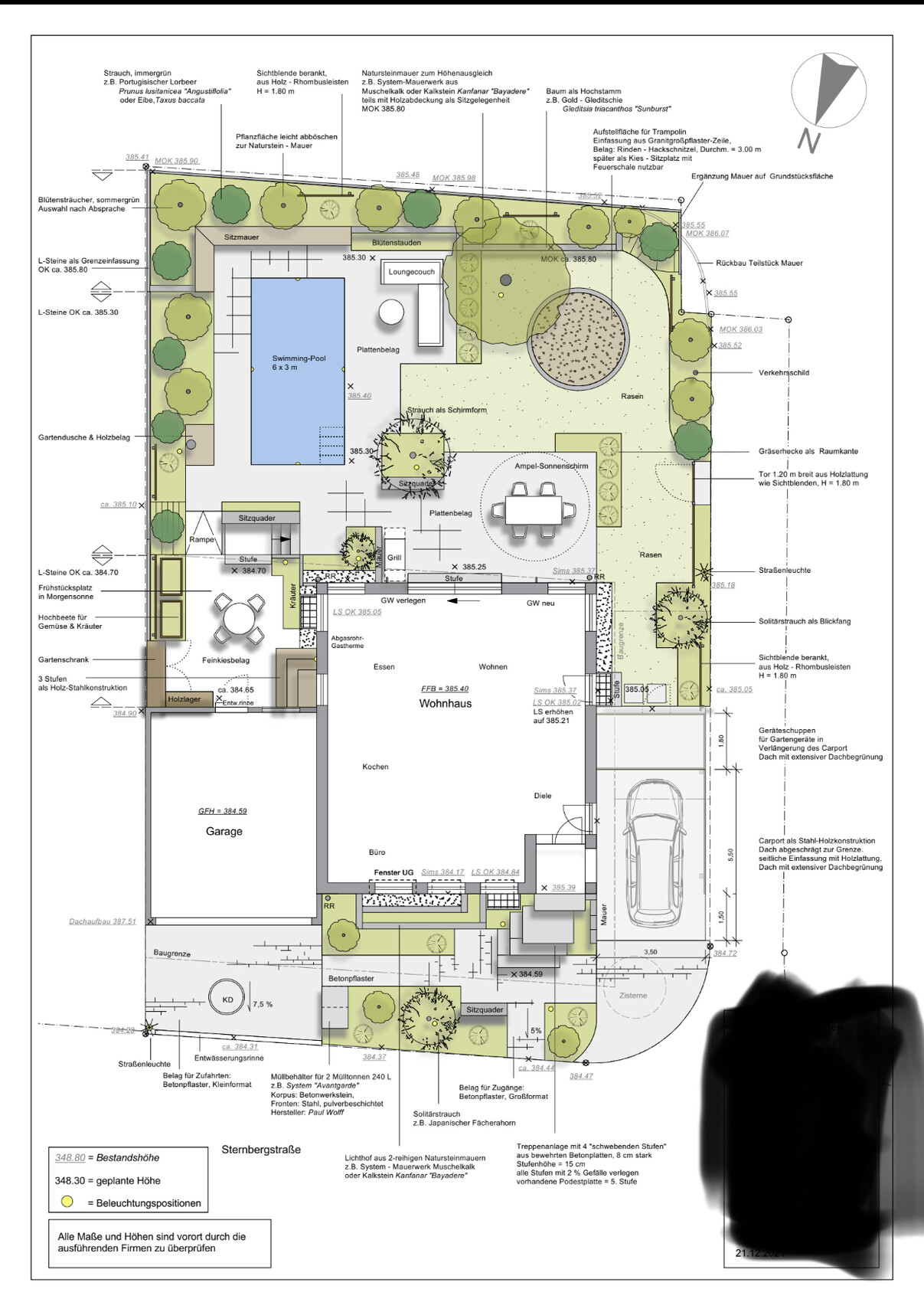 Grundrissplan eines Gartens mit Haus, Garage, Pool, Terrasse und Bäumen.