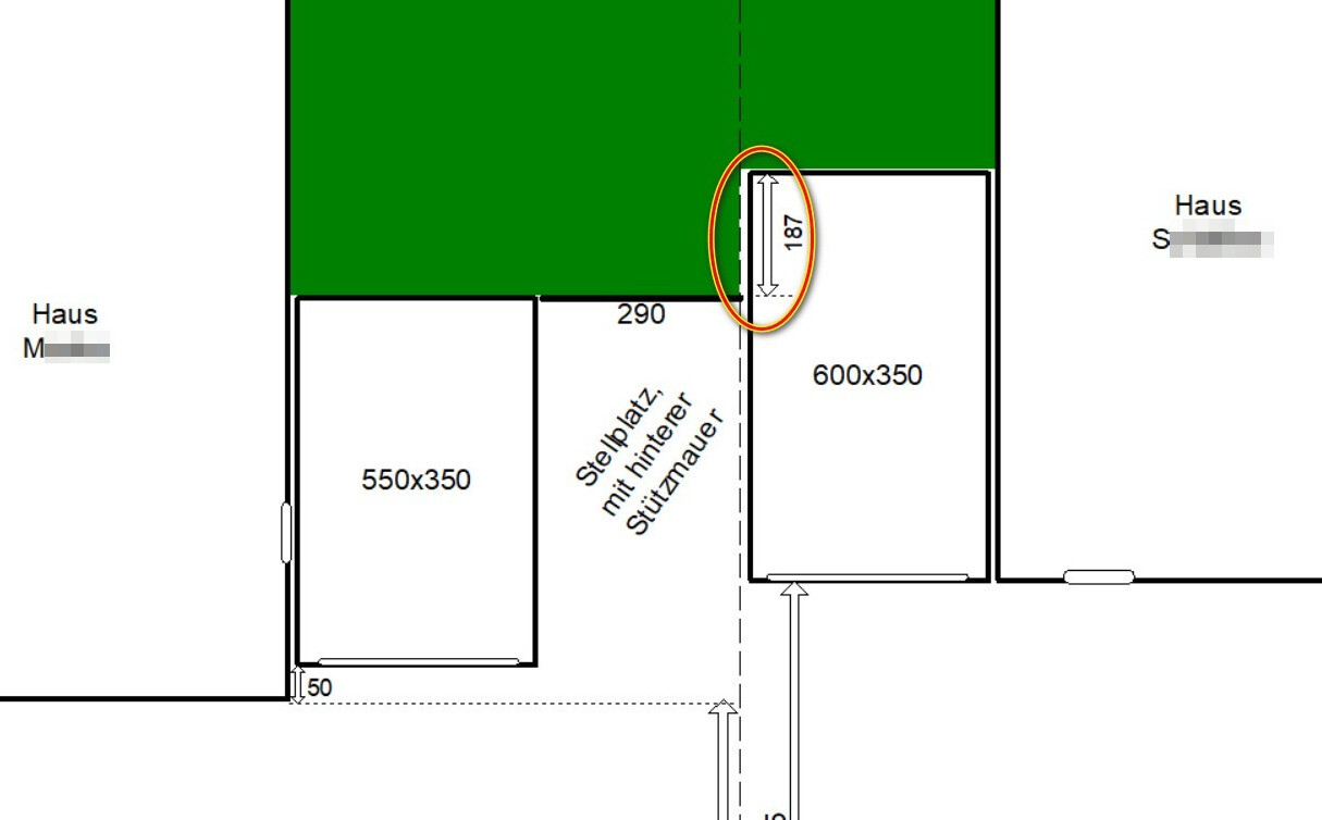 Grundriss: Gartenbereich oben, links Haus M, rechts Haus S, Stellplätze 550x350 und 600x350.