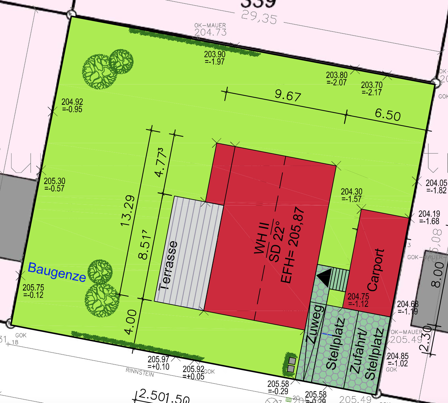 Lageplan: Grünes Grundstücksareal mit rotem Wohnhaus, Terrasse, Carport, Stellplätzen und Bäumen.