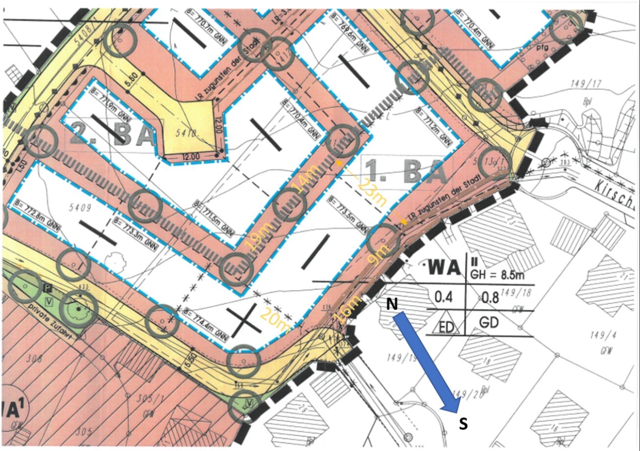 Lageplan mit grundstücksgrenzen, straßenverlauf und farblich markierten gebieten fuer bauprojekt