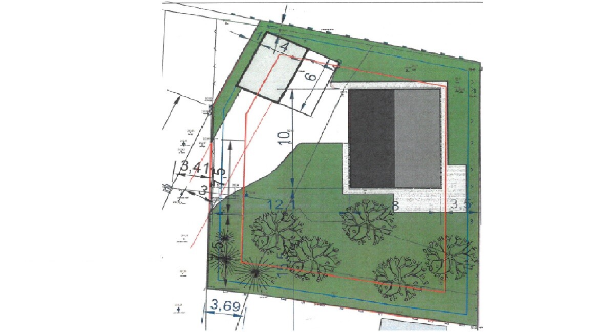 Lageplan eines Baugrundstücks mit Haus, Gartenflächen, Bäumen und Zufahrt, farbige Grundrissmarkierungen