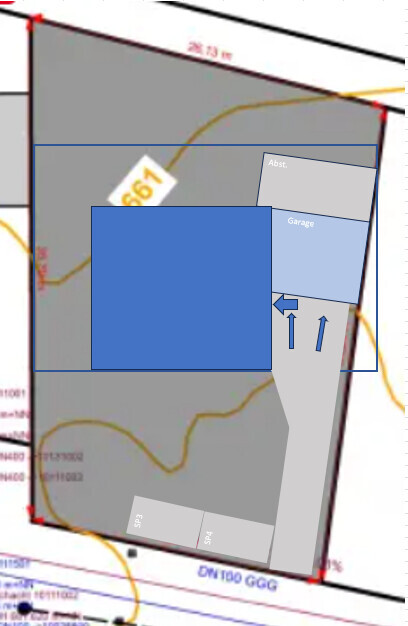 Grundstücksplan mit blauem Baukörper auf grauem Grundstück und Zufahrt