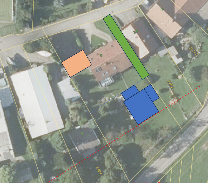 Lageplan eines Grundstücks mit farblich markierten Gebäudeflächen und Grundstücksgrenzen