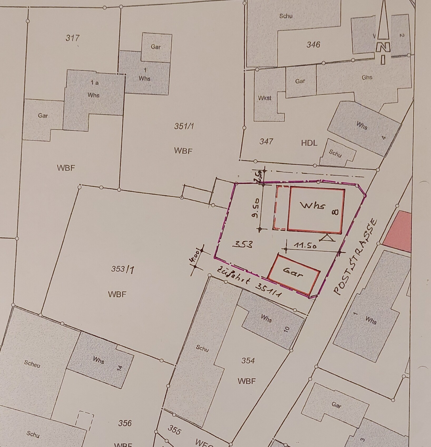 Lageplan eines Baugrundstücks mit angrenzenden Gebäuden, Grundstücksteilen und Zufahrt