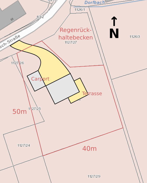 Lageplan eines Grundstücks mit Haus, Carport, Terrasse und Nordpfeil