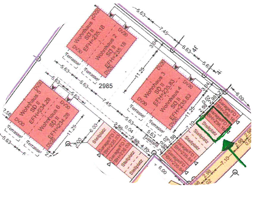 Lageplan eines Baugebiets: rote Wohnhäuser, Straßenmaße und Grünflächen.