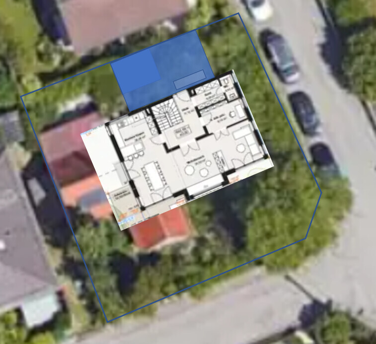 Luftbild eines Grundstücks mit blauem Umriss; schräger Grundrissplan über dem Haus.