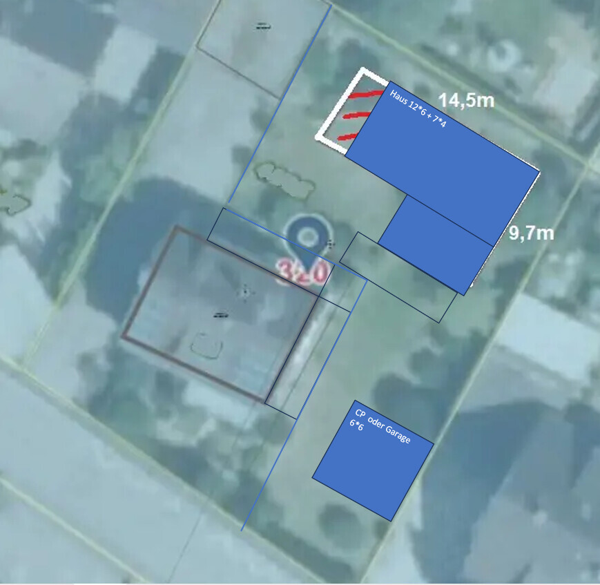 Luftbild: Grundstück mit Haus, Carport/Garage, Grenzlinien und Maßen.