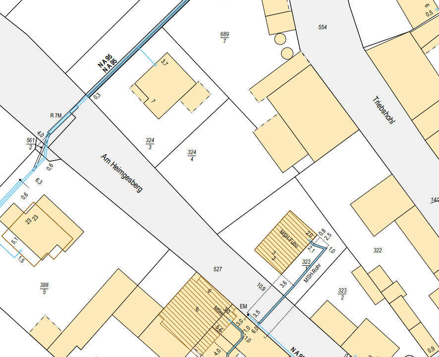 Lageplan eines Baugrundstücks mit Straßen, Gebäuden und Grundstücksgrenzen.