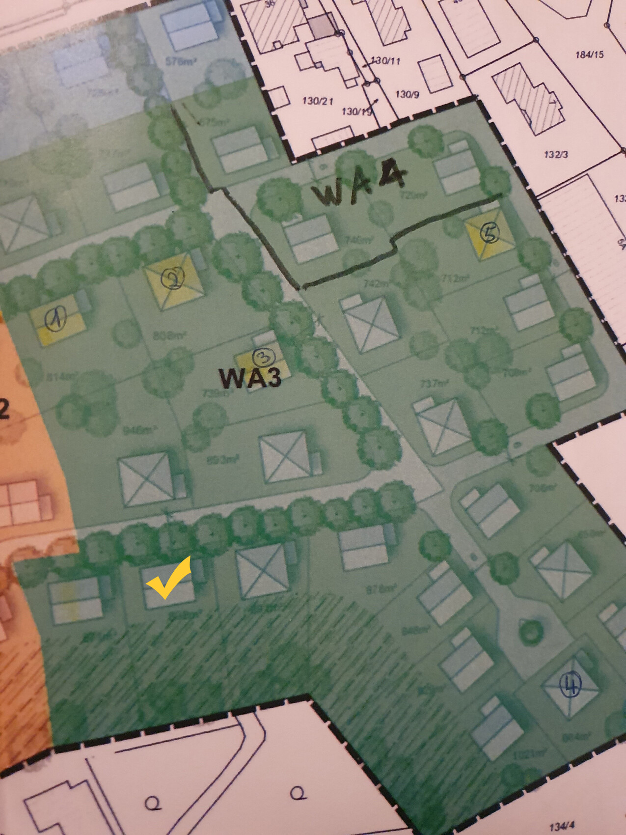 Lageplan eines Wohngebiets mit Gruenflaechen, Baeumen und Gebaeuden; WA3/WA4-Zone, gelbe Flachen
