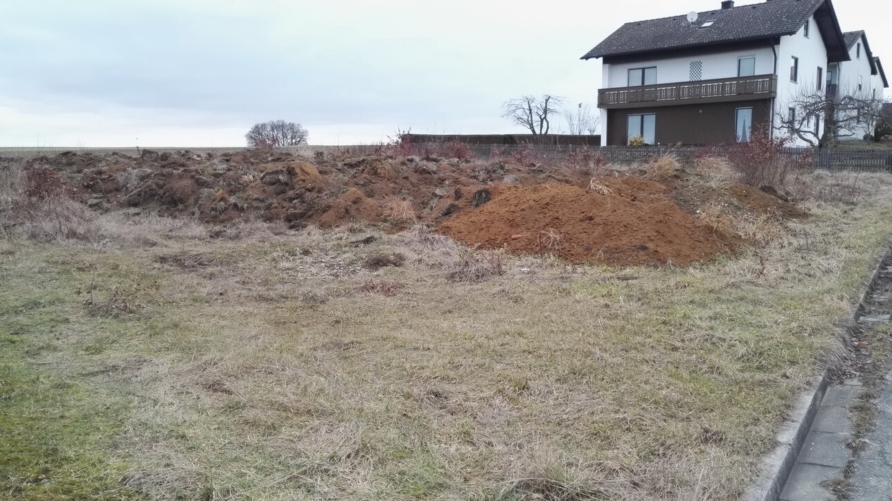 grundstueckplanung-hausbau-baustelle-erdhaufen-land.jpg