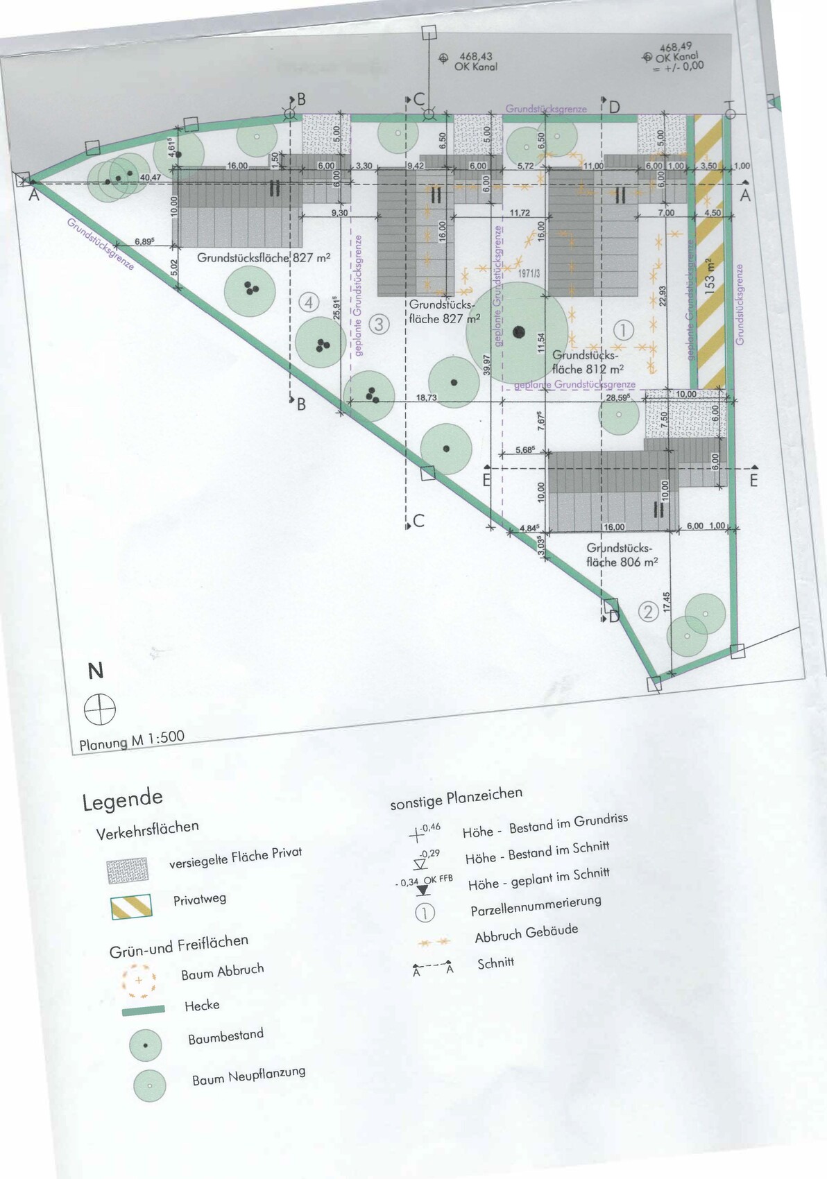 Lageplan eines Grundstücks mit Gebäuden, Bäumen, Grenzen und Maßen.