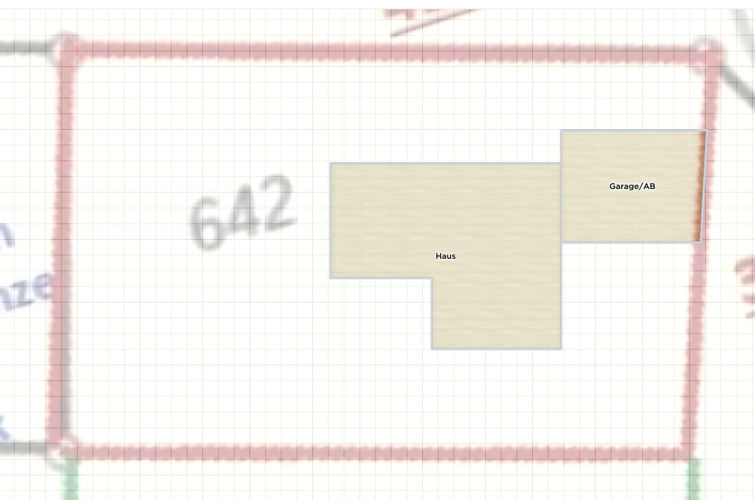 Lageplan eines Grundstücks mit Haus und einer rechts angeschlossenen Garage innerhalb roter Grenze.