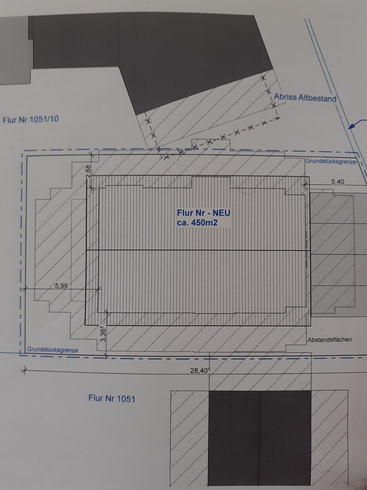 Lageplan eines Neubauprojekts: Neuer Flur ca. 450 m2, Abriss Altbestand, Grundstücksgrenze.