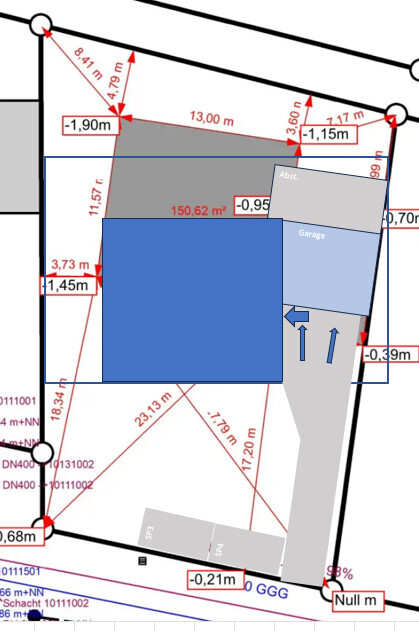 Grundstücksplan mit blauem Gebäude, grauem Anbau, Garage und roten Maßlinien.