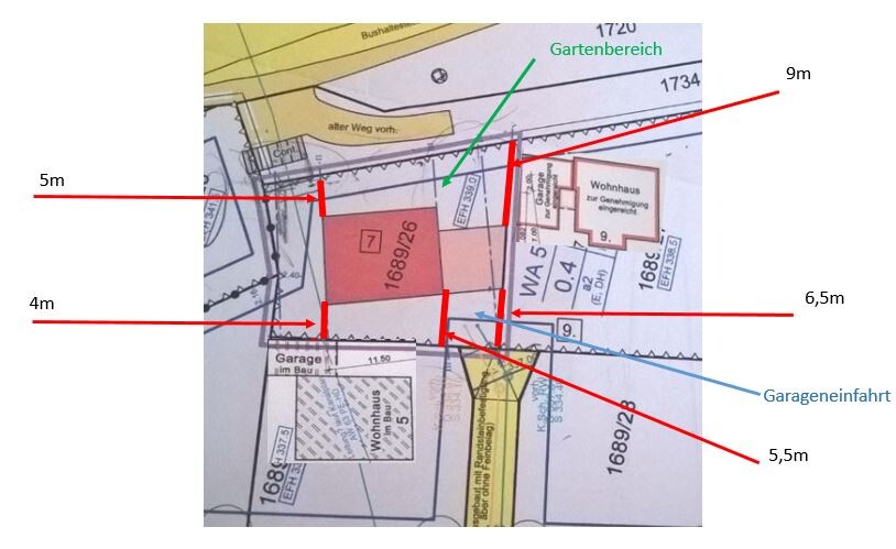 Lageplan eines Grundstücks mit Haus, Garten, Garage und Einfahrt, rote Maßlinien.