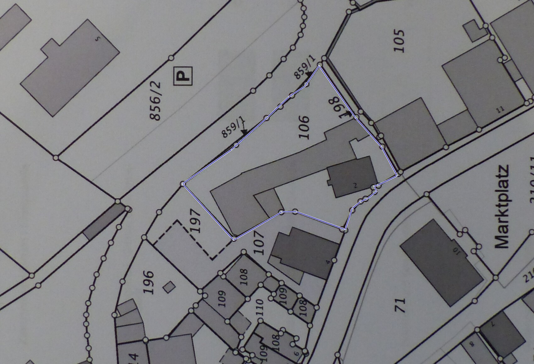 Lageplan eines Grundstücks mit Baugebäuden, blaue Umrandung markiert das Objekt