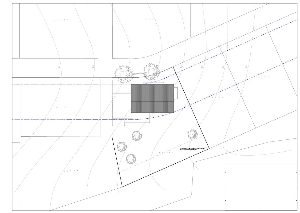 Lageplan eines Einfamilienhauses mit Gartengrundstück, Bäumen und Umrissen der Grundstücksgrenze