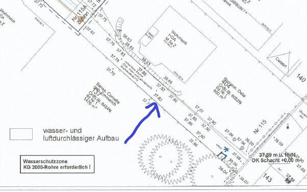Technischer Bauplan/Site-Plan mit Straßenverlauf, Gebäuden, Zahnradsymbol und Beschriftungen.