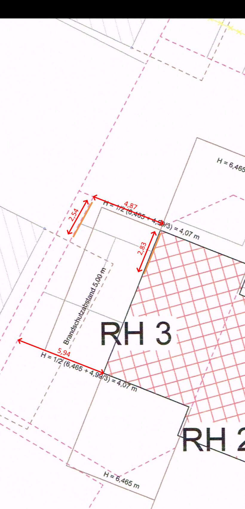 Grundrissplan: RH 3 mit rotem Gitternetz, Maßlinien und Abstandsangaben.