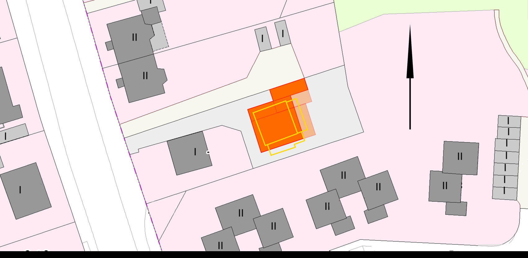 Lageplan: Gebäude I/II auf rosa Flächen; orange Umrandung um ein Gebäude, Nordpfeil.