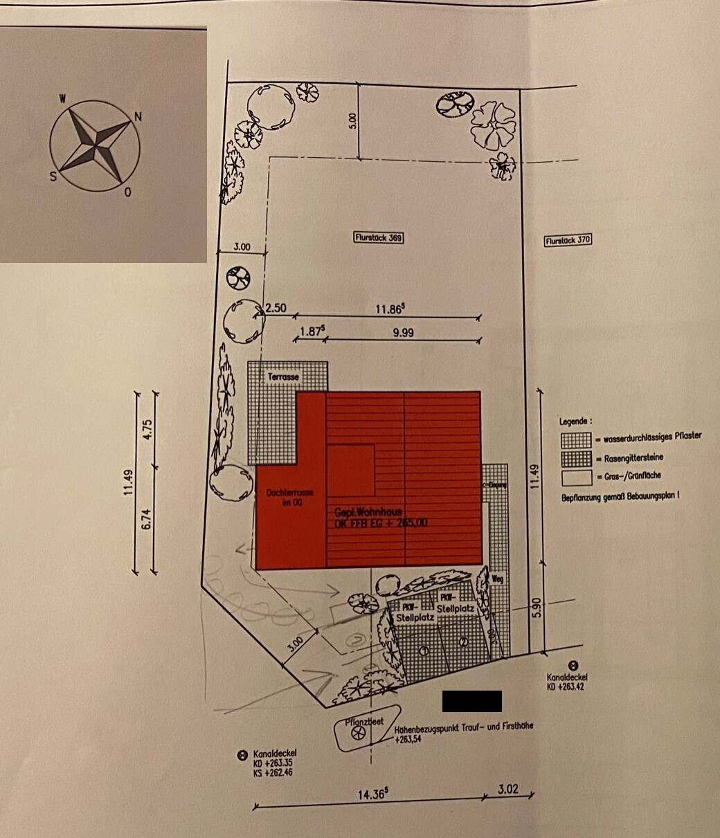 Lageplan eines Hauses mit Terrasse, Garten und Zufahrt auf dem Grundstück.
