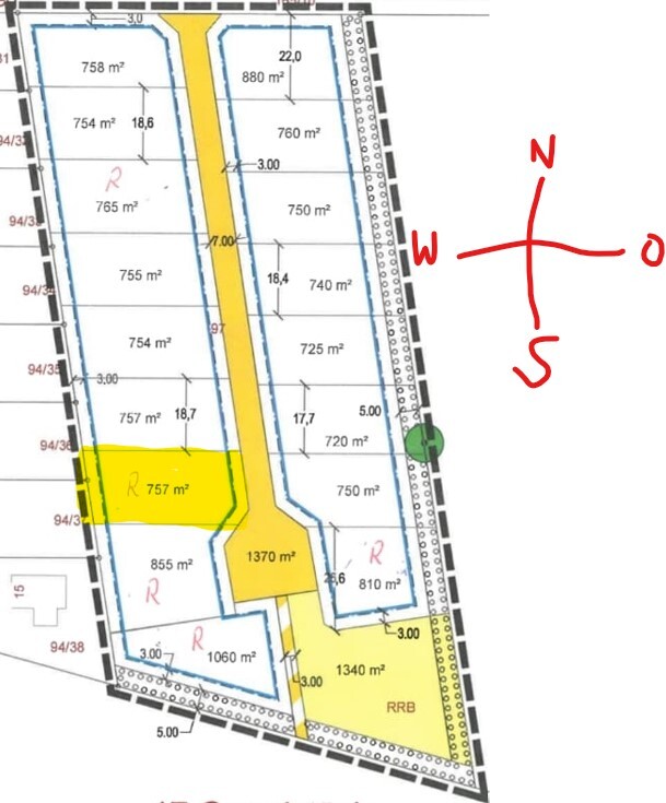 Liegenschaftsplan mit gelbem Zufahrtsweg, blauen Parzellen-Grenzen und Flächenangaben.