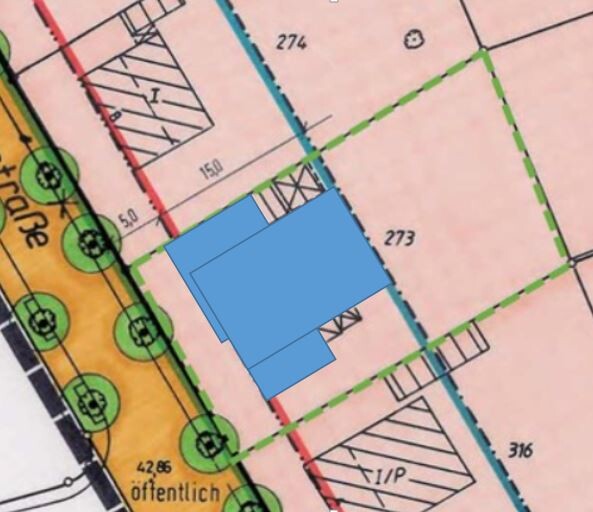 Lageplan: blaue Gebäudefläche, rote und grüne Parzellenlinien, Baumreihe am Straßenrand.