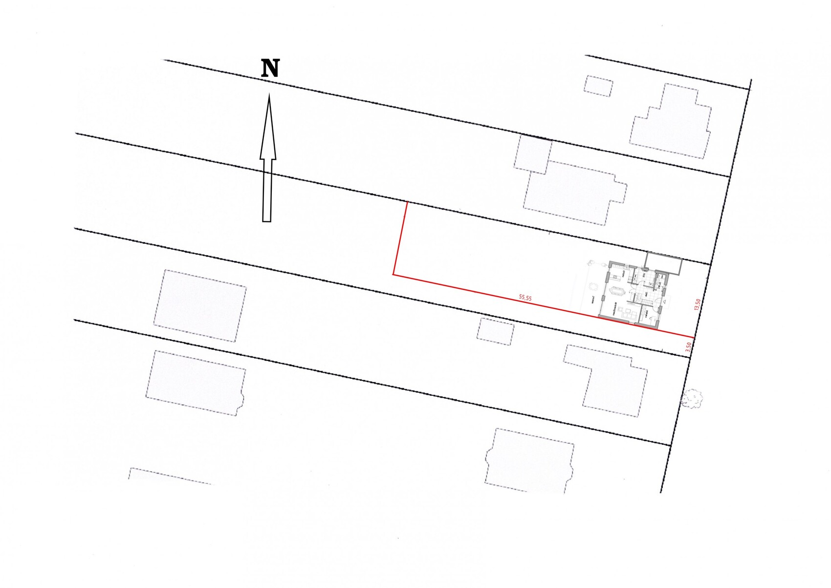 Grundstücksplan mit Nordpfeil, Grundstücksgrenzen und rotem Bauumriss
