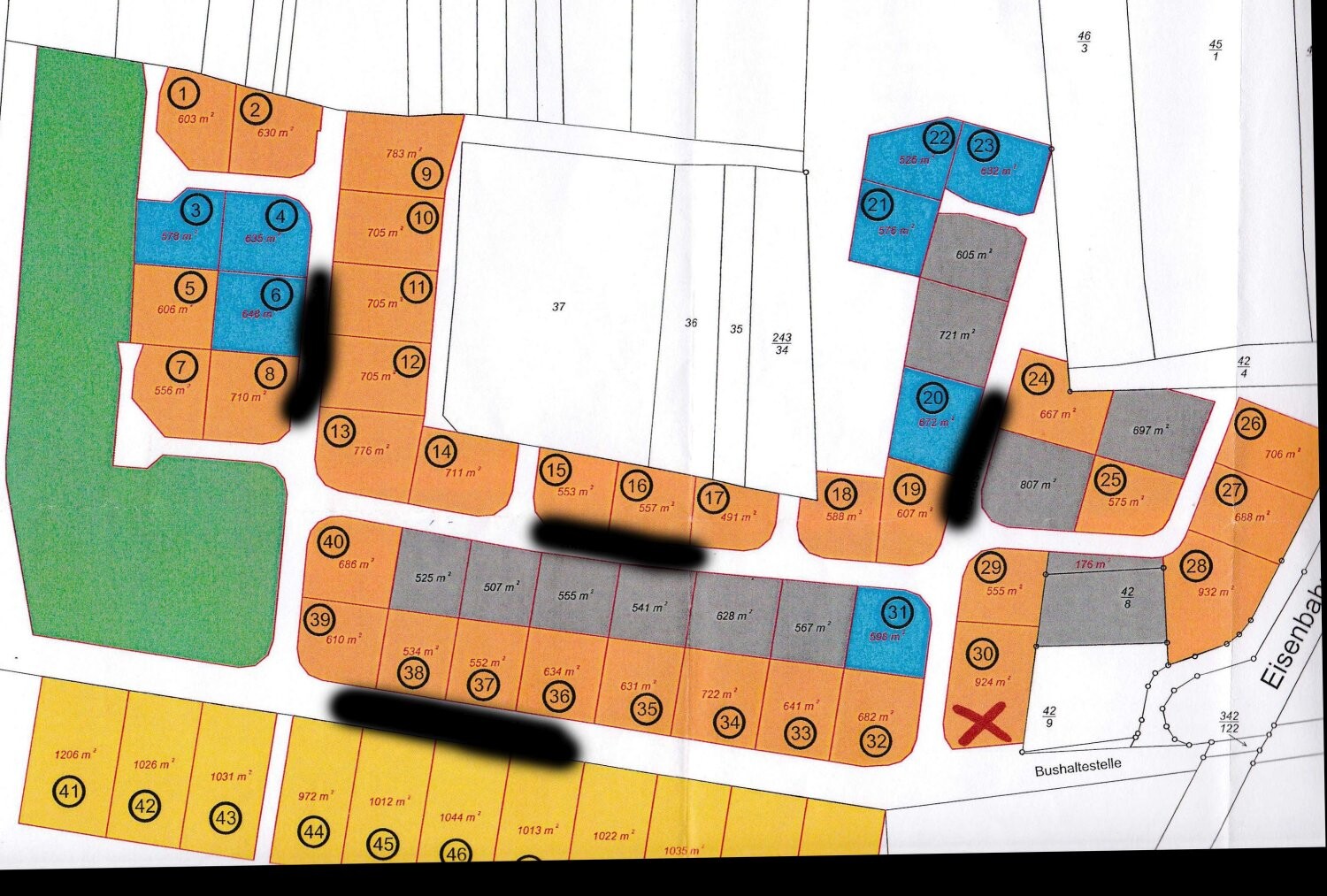 Lageplan mit nummerierten Parzellen in Orange/Blau/Grau; grüne Fläche links.