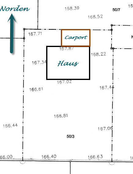 Grundstücksplan mit Haus und Carport, Nordausrichtung der Parzelle