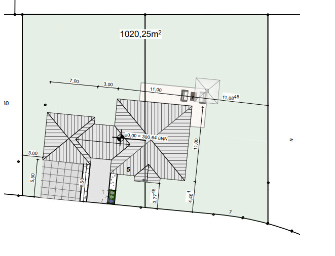 Lageplan eines Hauses mit Dachflächen, Maßangaben und Grundstücksgrenze (1020,25 m²).