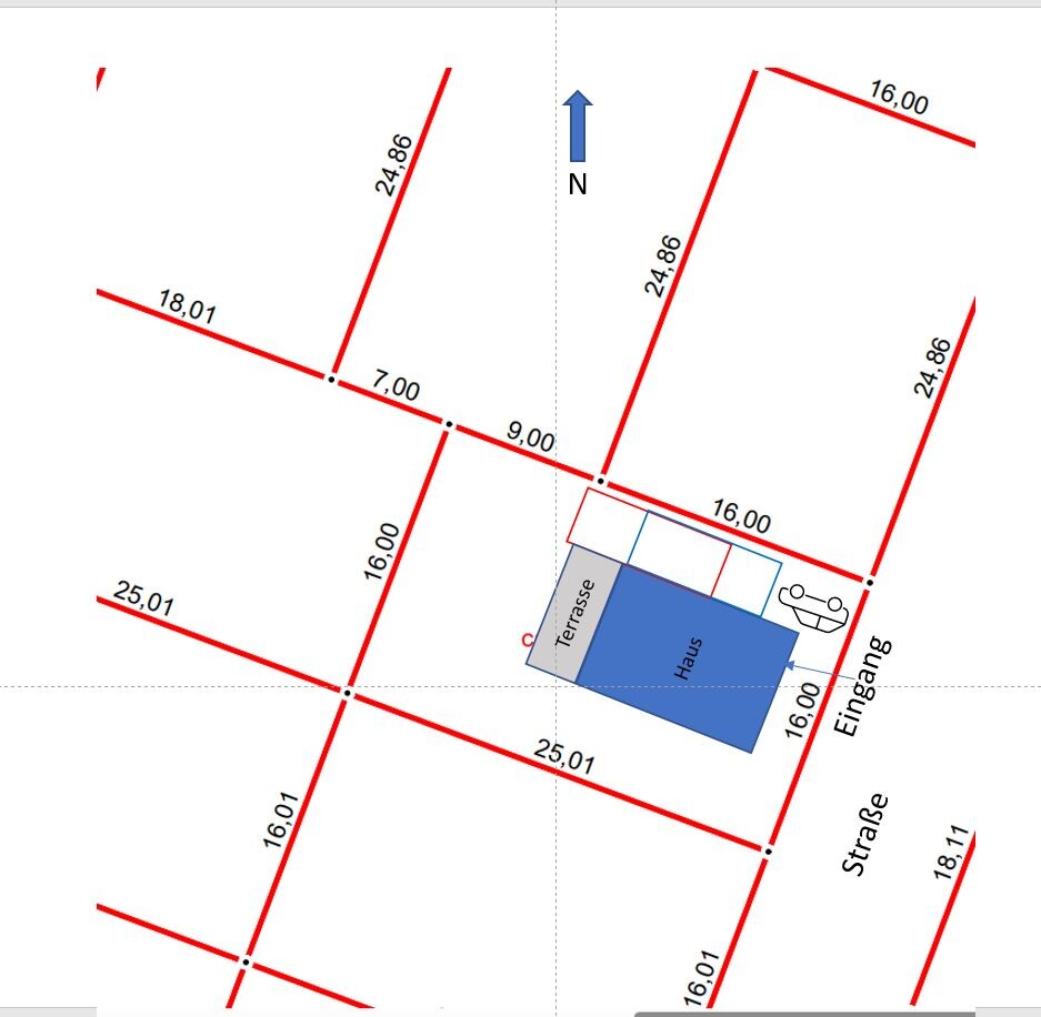 Lageplan: Blaues Haus mit Terrasse, rote Grundstücksgrenzen, Nordpfeil, Eingang zur Straße.