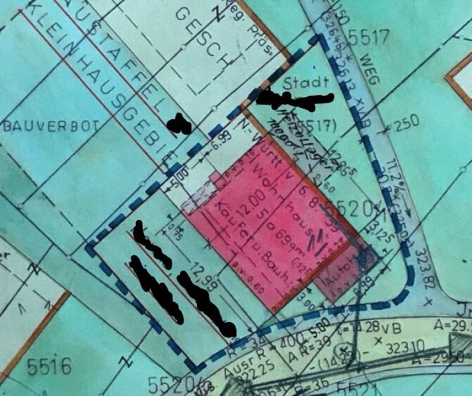 Katastralplan: roter Baublock in blauer Umrandung auf einer Kartenskizze.