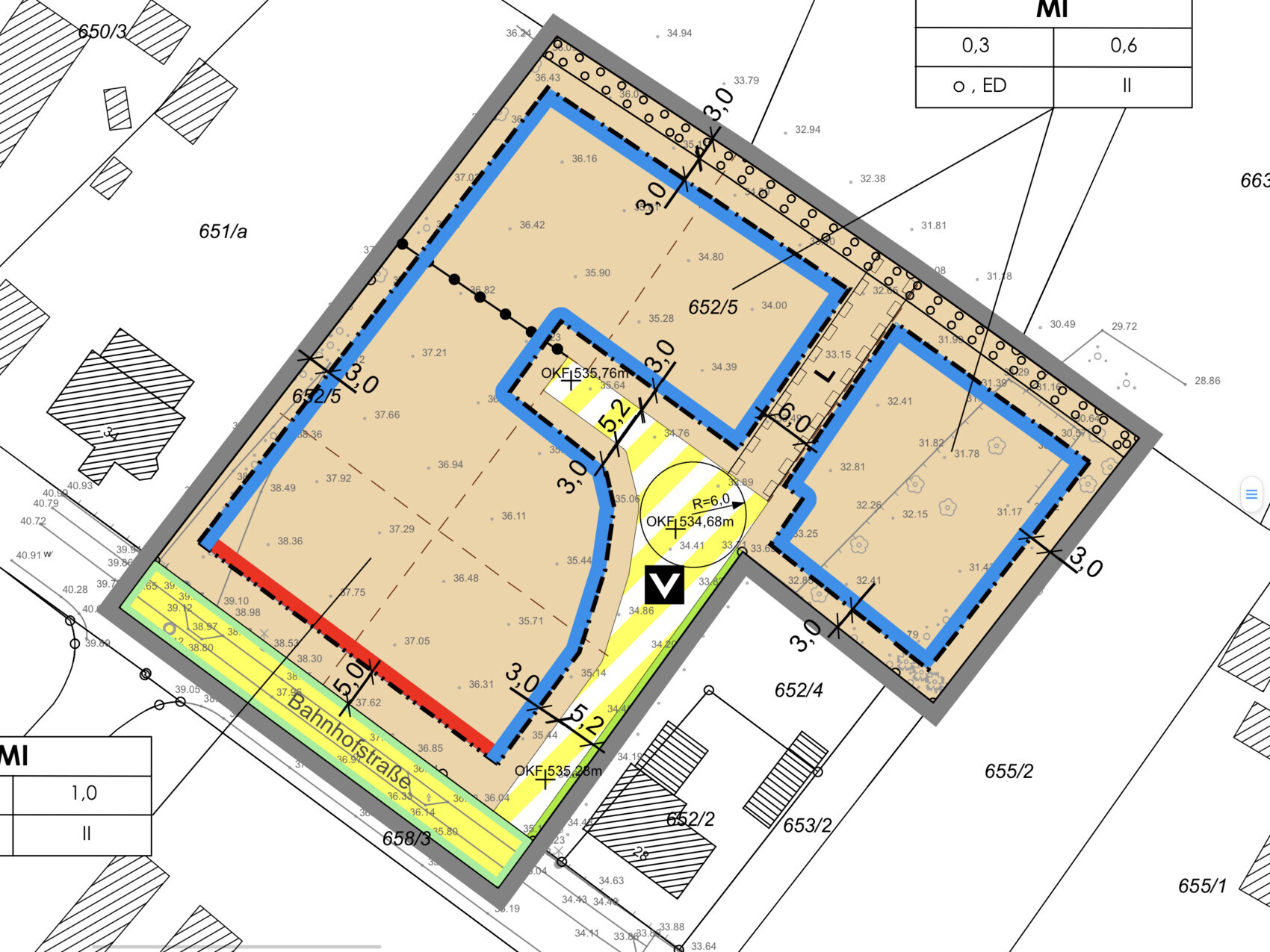 Lageplan eines Grundstücks mit Gebäudestrukturen und Maßlinien