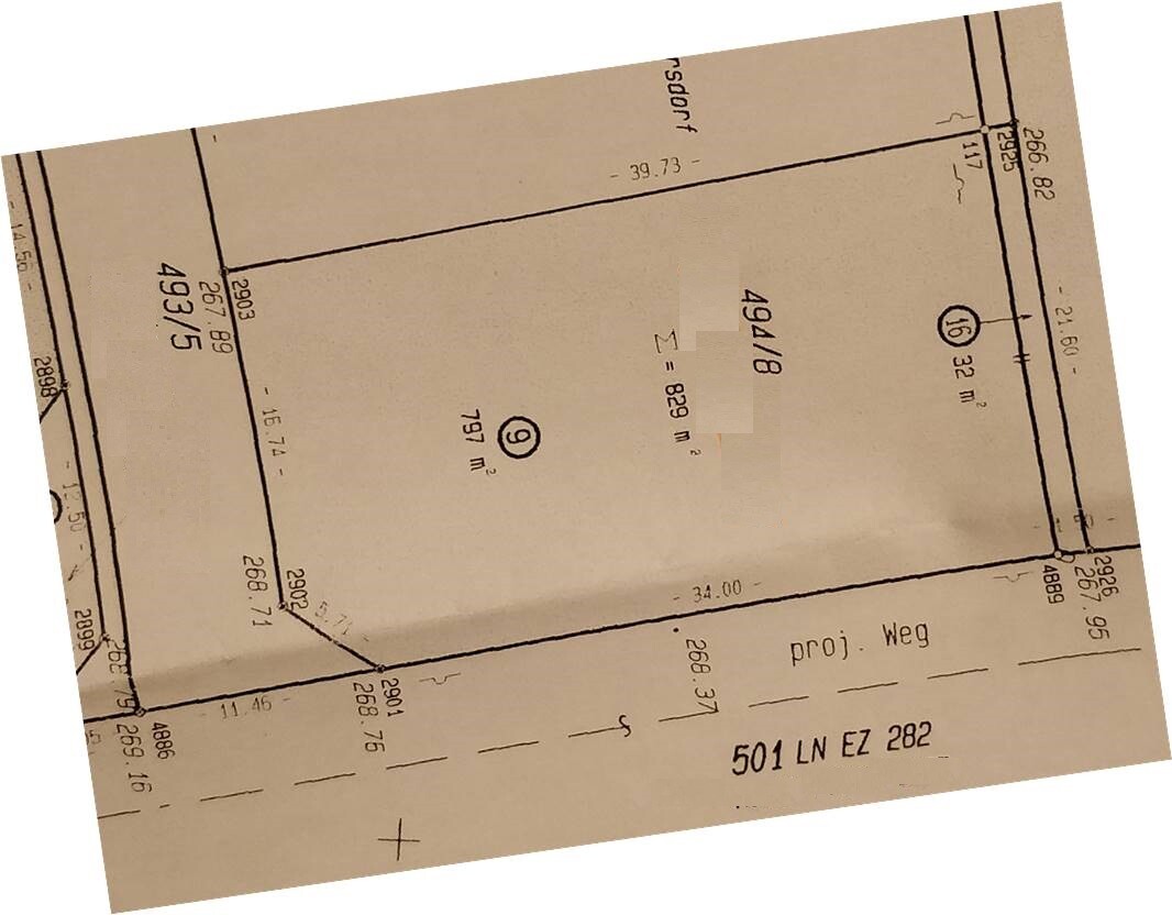 Grundstücksplan: Umriss eines Areals mit Parzellenkennzeichen und Straßennamen.