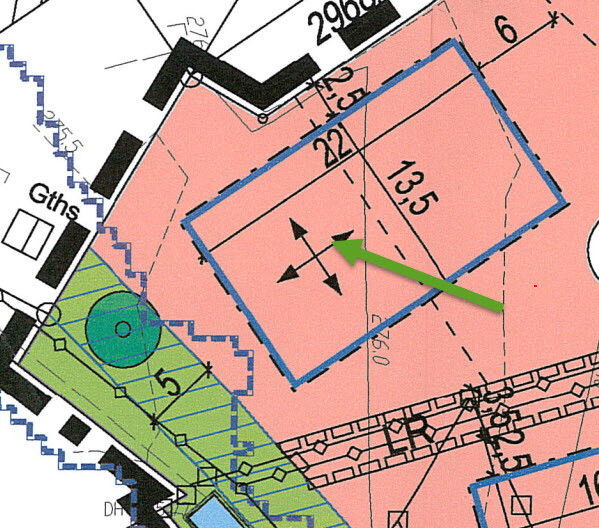 Lageplan mit Grundriss, blaue Linien, pinker Gebäudebereich, grüner Pfeil