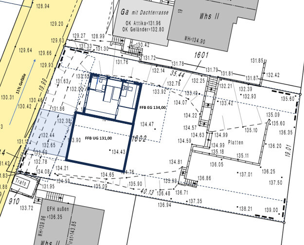 Lageplan eines Baugrundstücks mit blau markierten Gebäudestrukturen, Maßangaben und Grenzlinie.