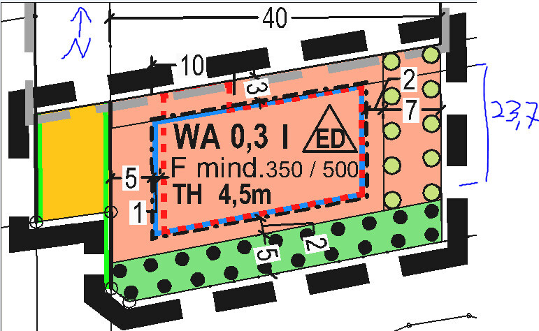 Grundstücksplanung mit Gebäudegrundriss, Garten und Vorplatz im Plan.