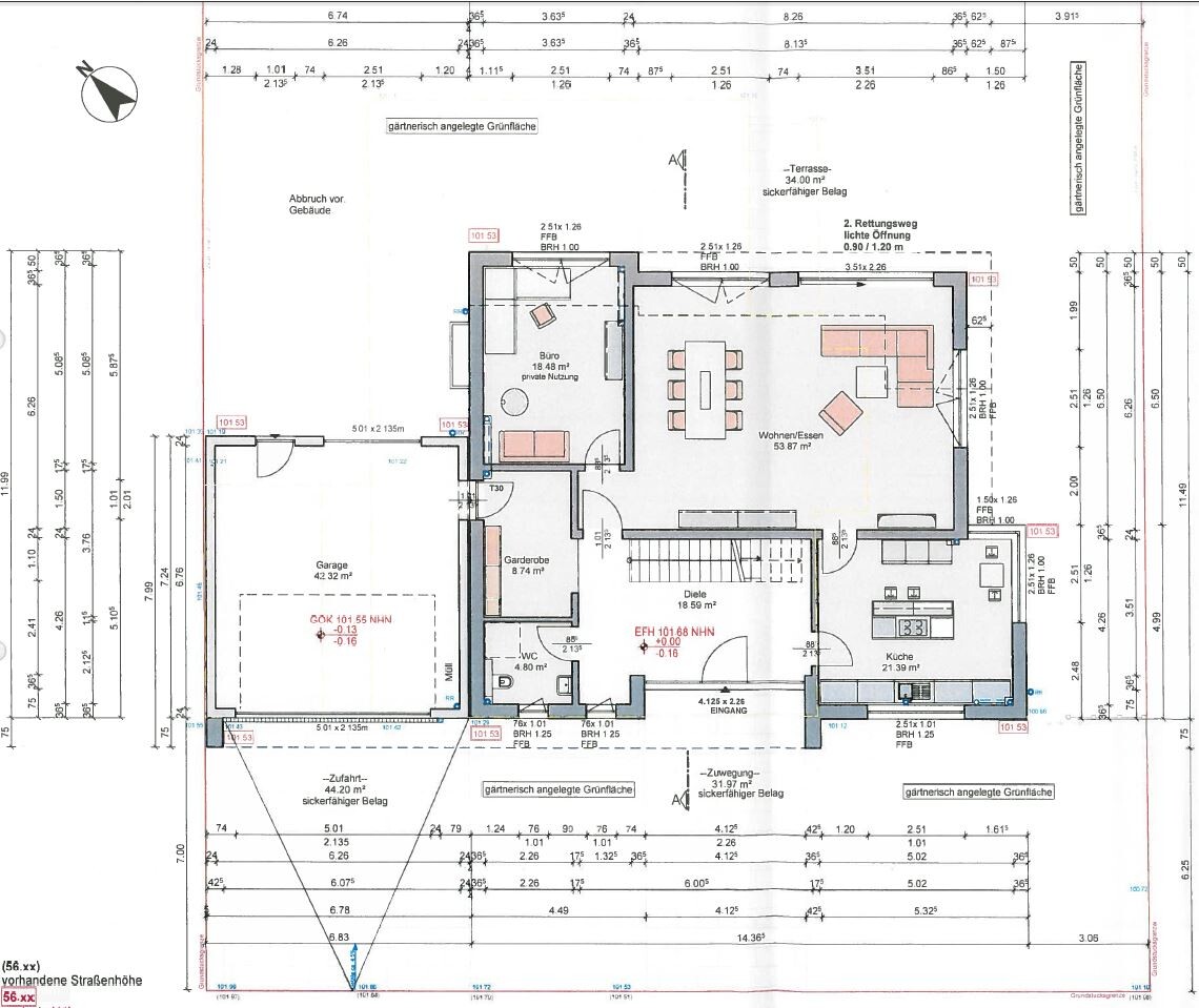 Grundriss eines Hauses mit Garage, Büro, Garderobe, Diele, Küche, Wohnzimmer/Essen und WC.