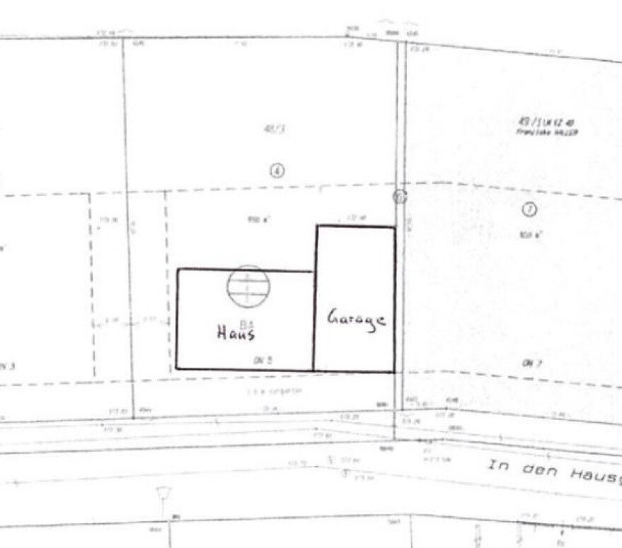 Grundrissplan zeigt Haus mit angefügter Garage auf Grundstück, markierte Räume und Straßenzug.