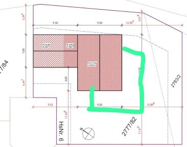 Lageplan eines Grundstuecks mit Hausgrundriss und gruen-markiertem Weg