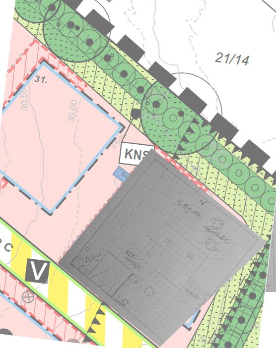 Lageplan eines Baugrundstücks mit Gebäudeflächen, Bäumen entlang der Straße und Markierungen.