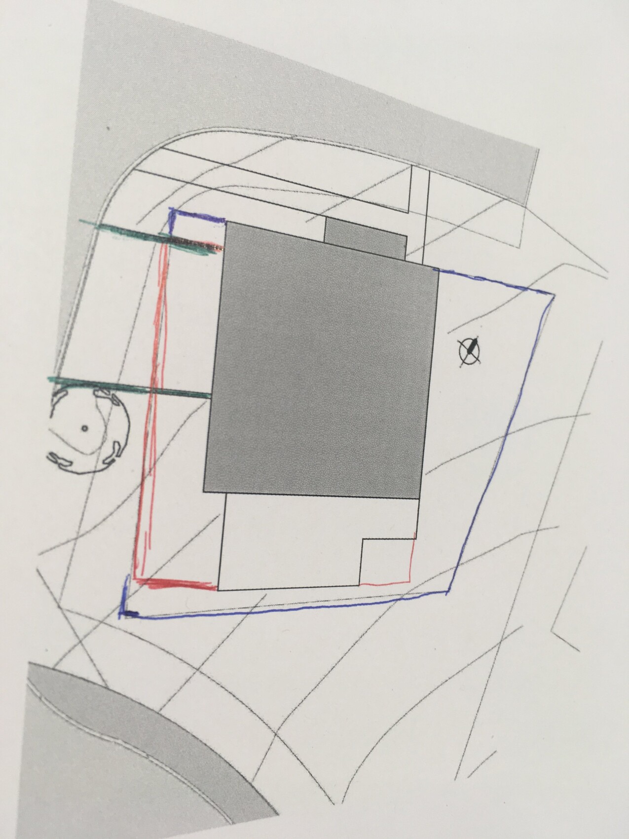 Lageplan eines Baugrundstücks mit Gebäudegrundriss und Umgebungsmarkierungen