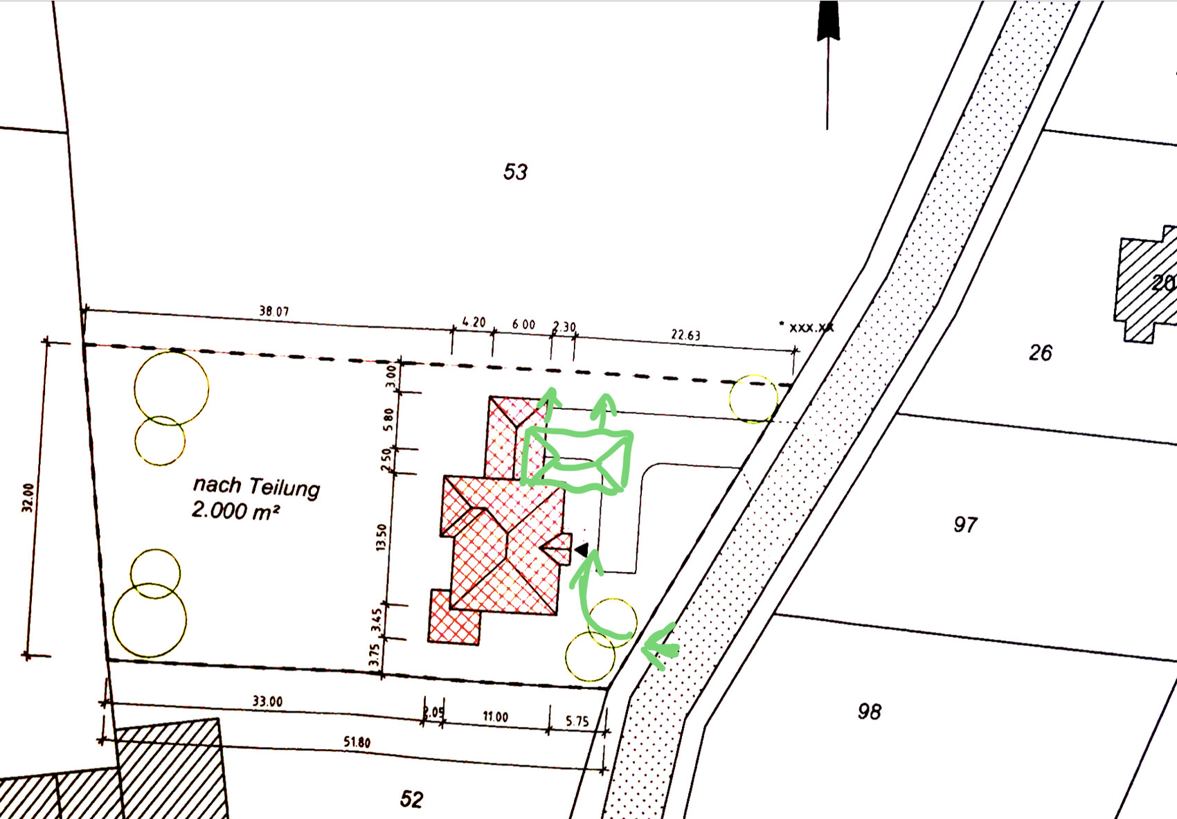 Lageplan: Parzelle 53 mit rotem Gebäude, grün markiert, Straße rechts, gelbe Bäume.