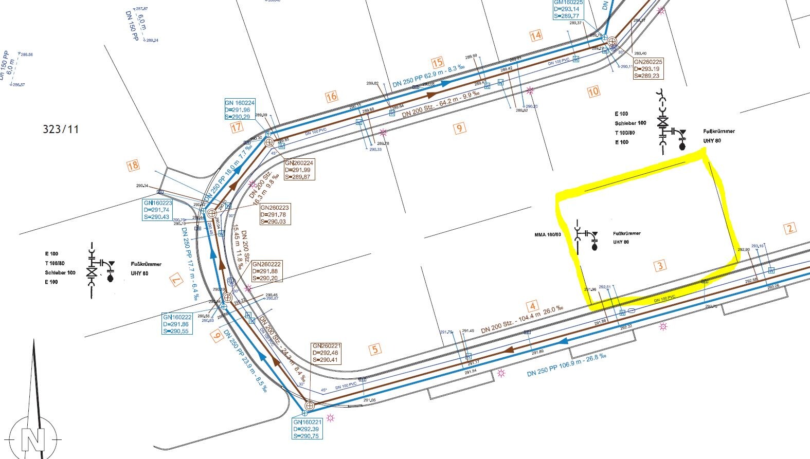 Baugrundstücksplan mit Straßenführung und gelb markiertem Bauareal auf einem Lageplan