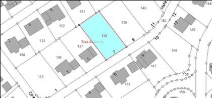 Lageplan eines Baugrundstücks mit blau markierter Parzelle neben umliegenden Parzellen