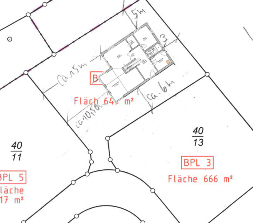 Grundrissplan eines Baugrundstücks mit Hausgrundriss und Flächenangaben